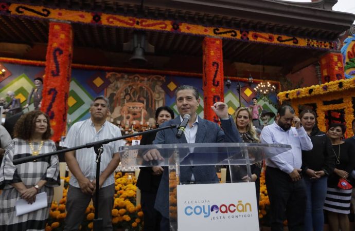 Inauguran ofrenda monumental en Coyoacán, dedicada a artistas