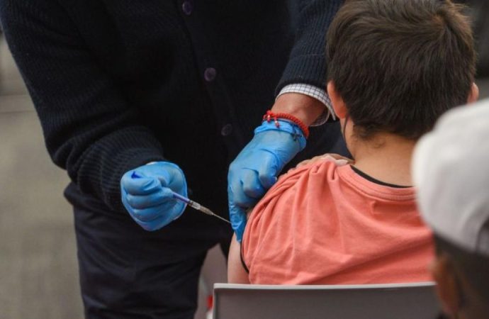 Continúa vacunación con segunda dosis contra covid para niños de 6 años y rezagados