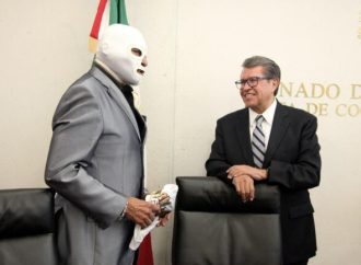 Obsequian máscara de luchador a Ricardo Monreal