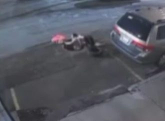 Mujer cae en coladera destapada en la Alcaldía BJ