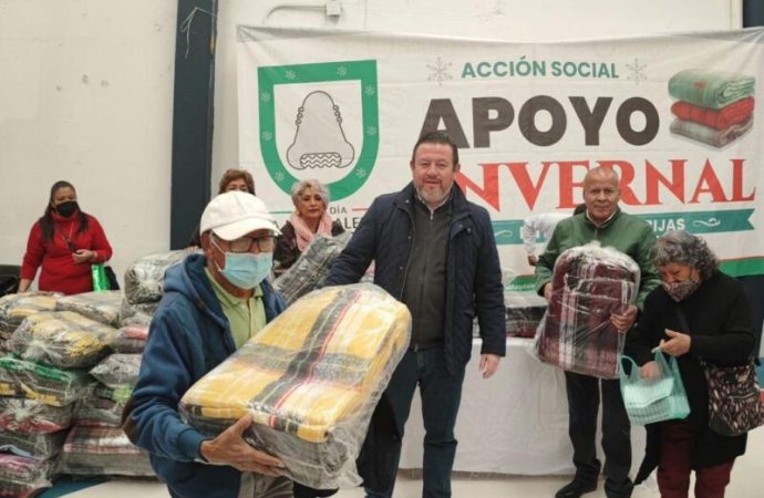 Alcaldía La Magdalena Contreras entrega cobijas a personas adultas y vulnerables