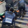 Joven se arroja a vías del Metro en Universidad y policías la SSC la rescatan