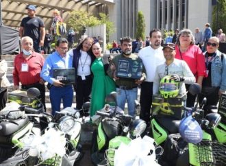 Sandra Cuevas entrega automóviles y motonetas a ganadores de rifa decembrina