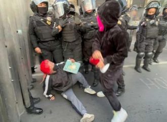 Policías encapsulan a manifestación feminista en Eje Central