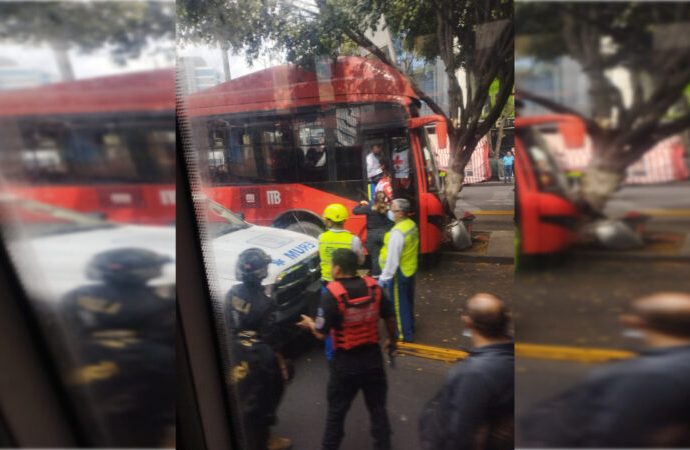 Choque de Metrobús contra un árbol deja  20 heridos