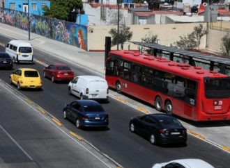 Choca Metrobus contra camioneta en avenida Balderas  y Chapultpec