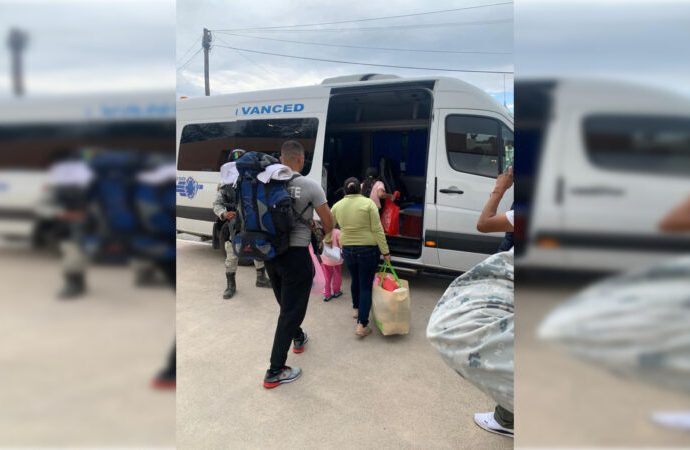 Trasladan a más de 100 migrantes rescatados en SLP a CDMX