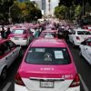 Taxistas bloquean Eje Central; piden regular apps de transporte