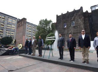 Solitarios, funcionarios CDMX colocan ofrenda en Tlatelolco