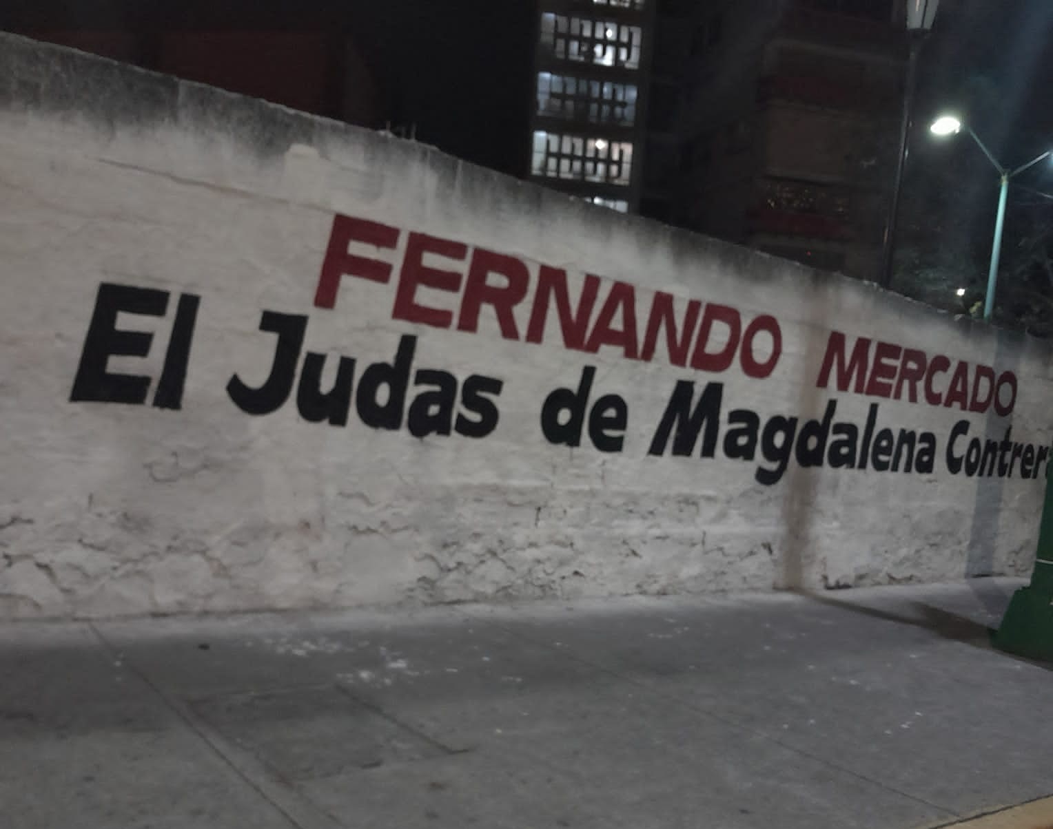 El fin de semana empezaron a aparecer en la demarcación bardas pintadas con frases como “Fuera Mercado, Judas de La Magdalena Contreras”, o “Corrupto y traidor Fernando Mercado”, que le atribuyen a organizaciones vecinales. FOTO: X / VecinosMContreras