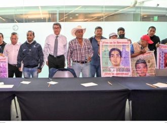 Padres de normalistas de Ayotzinapa piden a Monreal ayude a restablecer diálogo con AMLO