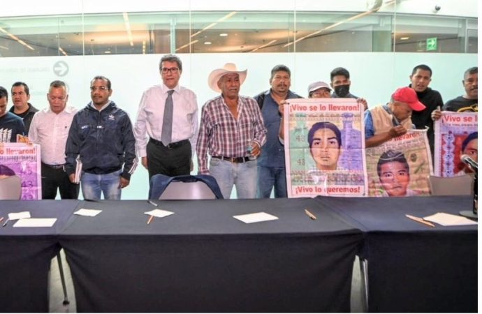 Padres de normalistas de Ayotzinapa piden a Monreal ayude a restablecer diálogo con AMLO