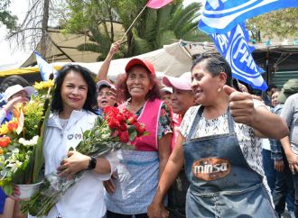 Margarita Saldaña recorre el Mercado Azcapotzalco y una multitud le da su total apoyo